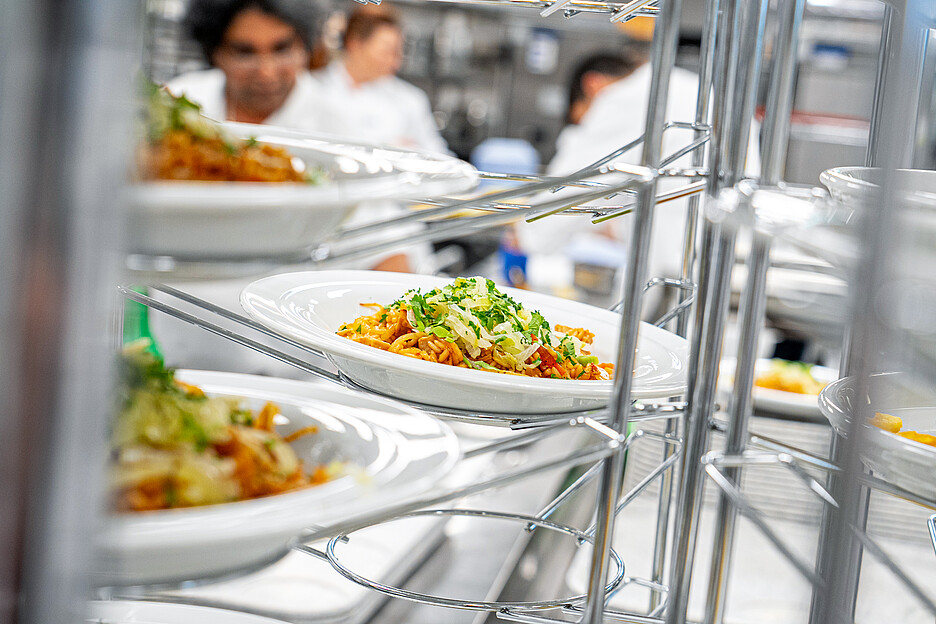 Les repas sont servis dans des assiettes en porcelaine du fabricant allemand Seltmann Weiden. Elles sont parfaitement adaptées au système à induction de la société Schmalz.