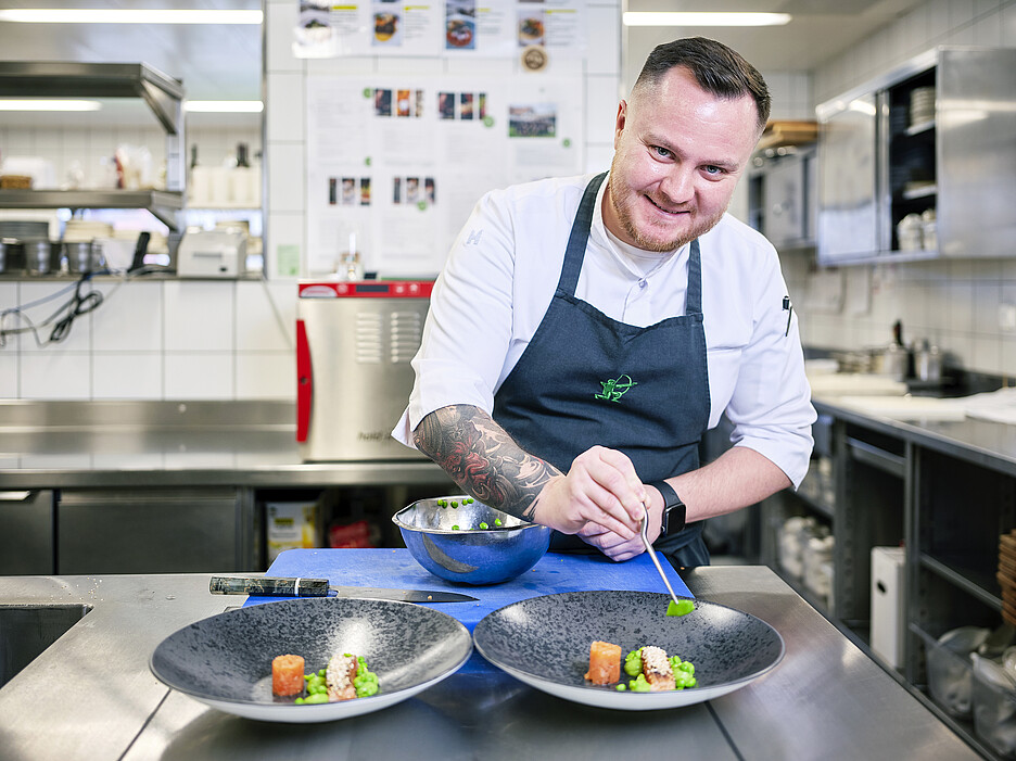 Le chef Peter Brežina apprécie la qualité du saumon Hiddenfjord. Dans les trois heures suivant la récolte, les poissons sont traités, réfrigérés et emballés.