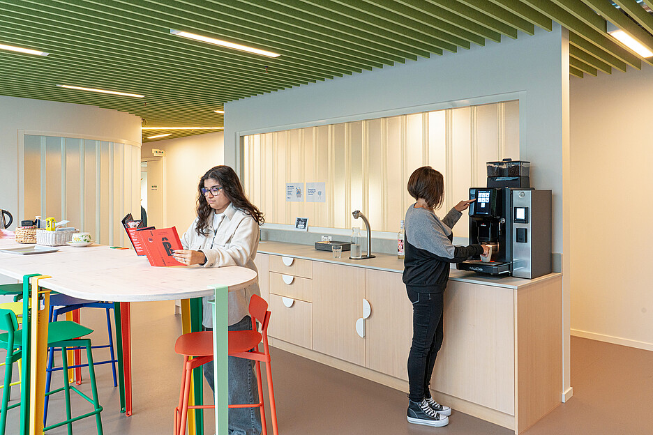 Sept machines automatiques Egro MoDe, conçues pour de grands volumes de consommation, sont installées à chaque étage du centre ForPro.