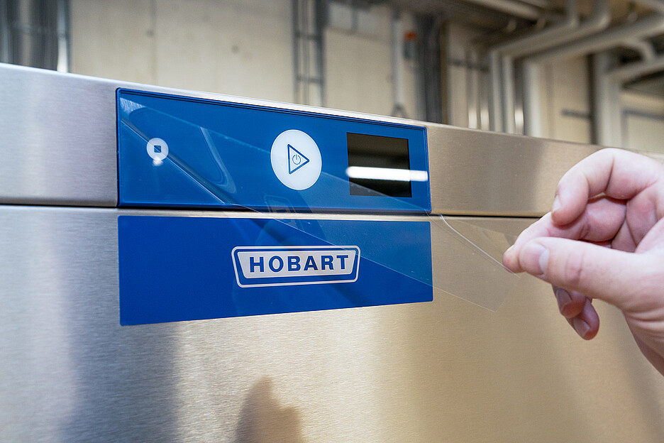 Un bon sentiment: déballer le nouveau lave-linge Hobart livré par Gehrig Group AG. 