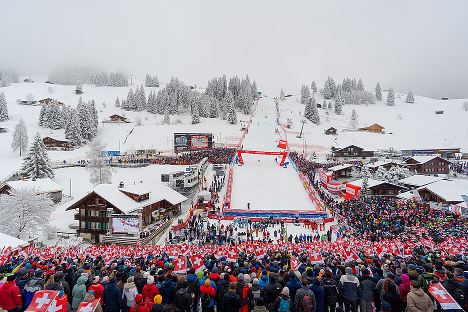 Les 25 000 fans de ski célèbrent non seulement la victoire de Marco Odermatt mais se réjouissent également de l’excellente restauration dont ils bénéficient dans le village de la Coupe du Monde. 