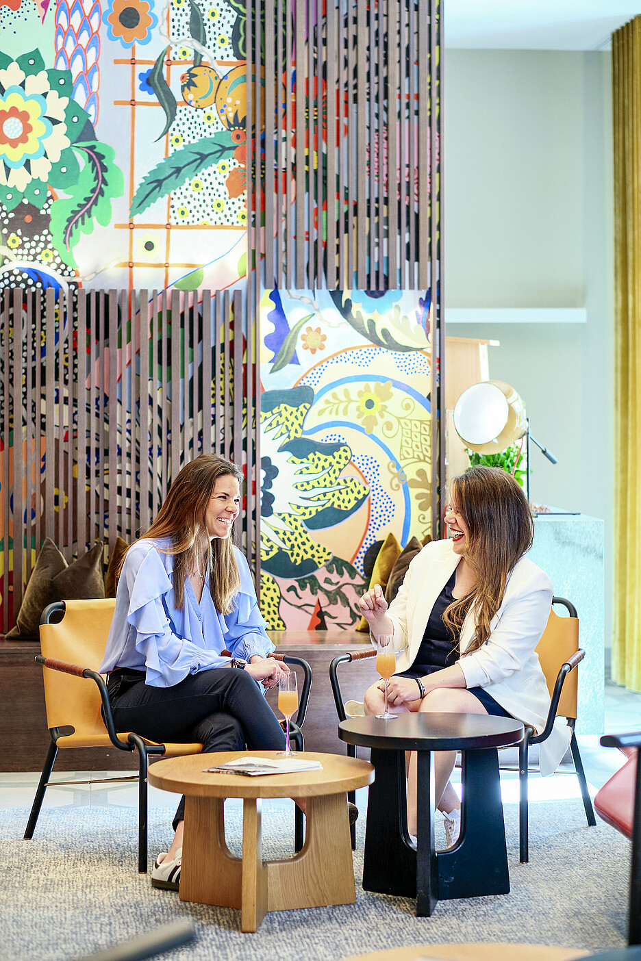 Levée de verres à une bonne collaboration: Corina Koster, Key Account Manager chez Delico, et Arlette Scheidegger, Guest Relation Manager à l’hôtel Continental Park.