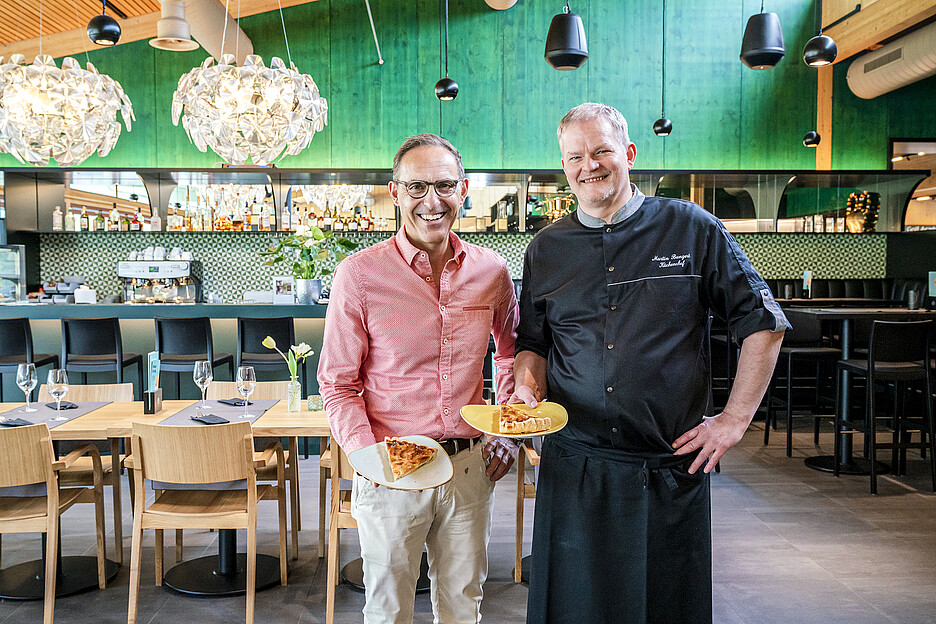 Enthousiasmés par la tarte aux pommes – et les appareils professionnels de la maison Rational Schweiz AG: Martin Bärtsch, directeur du Golfpark Waldkirch, et Martin Bungert, chef de cuisine du restaurant The Green.