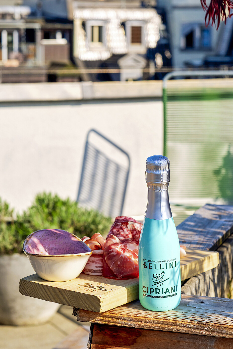 Une association parfaite: le Bellini de Cipriani, importé par Delico, et une planchette apéritive du restaurant du même nom, à l’hôtel Continental Park de Lucerne.