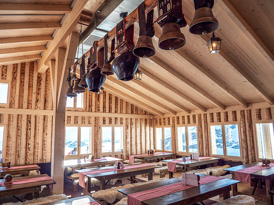 Le Carnotzet a été construit à l’emplacement de l’ancienne station de montagne et sert des classiques suisses avec un beau panorama.