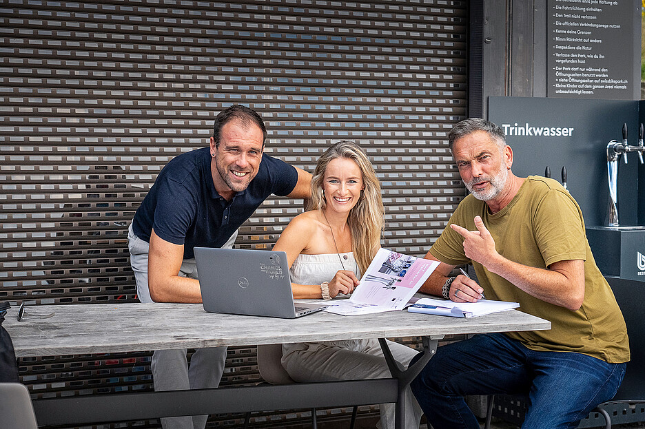 Bien conseillé avec l’équipe bar à eau de BWT: Sarina Huber, directrice de Swiss Bike Park, avec les responsables des ventes Cyril Salzmann (à g.) et Laszlo Ceh.