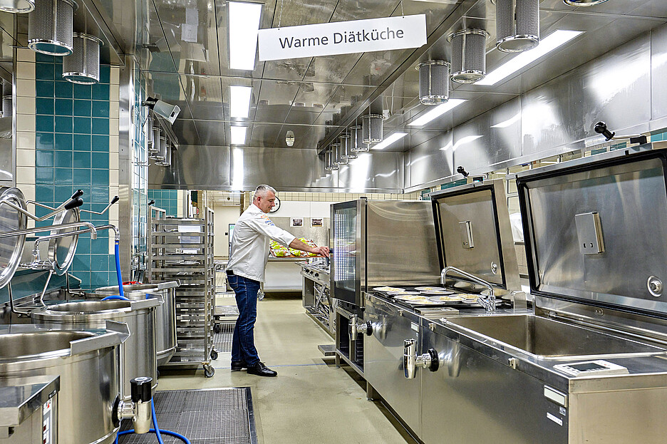 La grande cuisine de l’hôpital cantonal de Lucerne prépare quotidiennement les menus servis à 850 patients et 3500 collaborateurs.