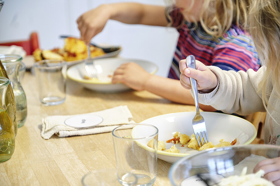 Dans la vie quotidienne d’une crèche, le repas en commun joue un rôle important. Il doit être sain et délicieux! C’est la société kibe plus Catering GmbH de Berne qui s’en charge.