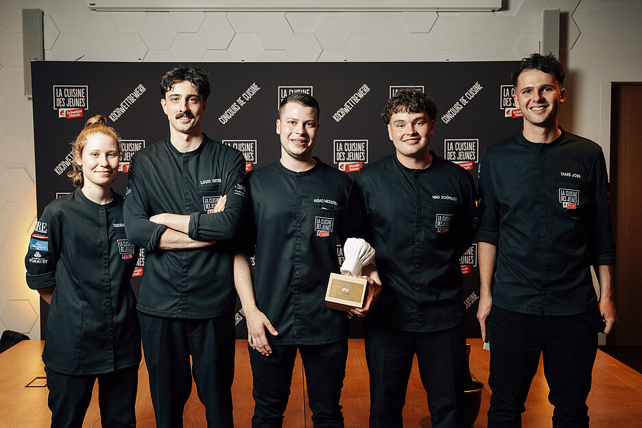 Les finalistes (de g. à dr.): Deborah Pfister, Louis Geser, Remo Messerli, Nino Schüpbach, Yanis Joss.