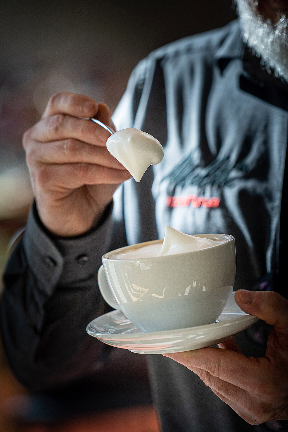 Le dispositif TopFoam permet de garantir la qualité éprouvée de la mousse de lait de Cafina qui se maintient à la perfection également sur la cuiller, se distingue par une certaine structure et conserve l’entier du goût d’origine du lait.