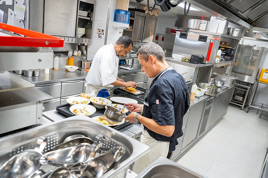 Des appareils efficaces, un passage froid et un passage chaud ainsi que suffisamment de place pour produire et dresser les plats: Hugentobler a planifié et aménagé la cuisine de la brasserie jusque dans les moindres détails.