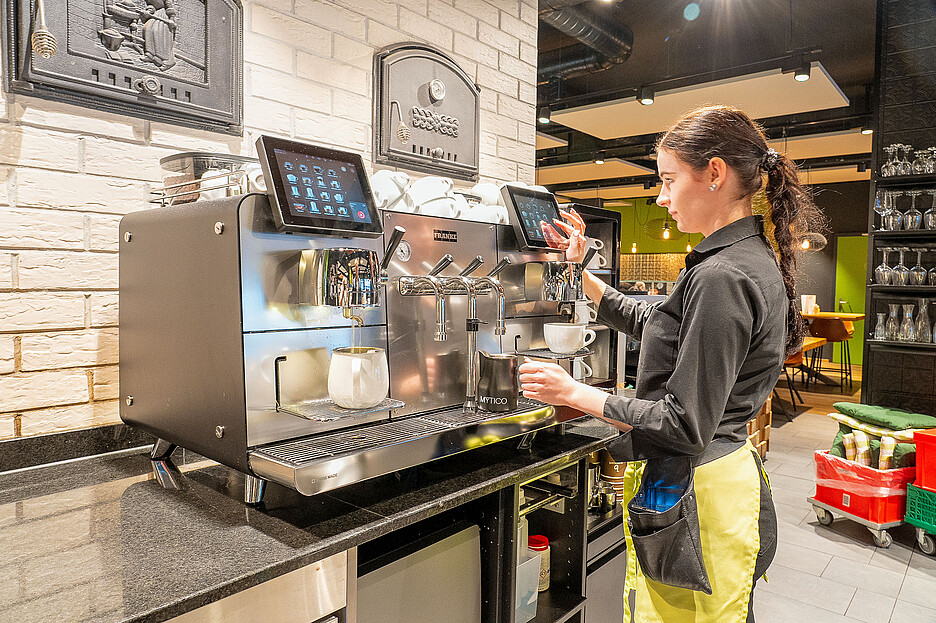 La gamme Mytico de Franke Coffee Systems combine le design élégant d‘une machine à porte-filtre avec les avantages techniques d‘une machine entièrement automatique à la pointe de la technologie. 