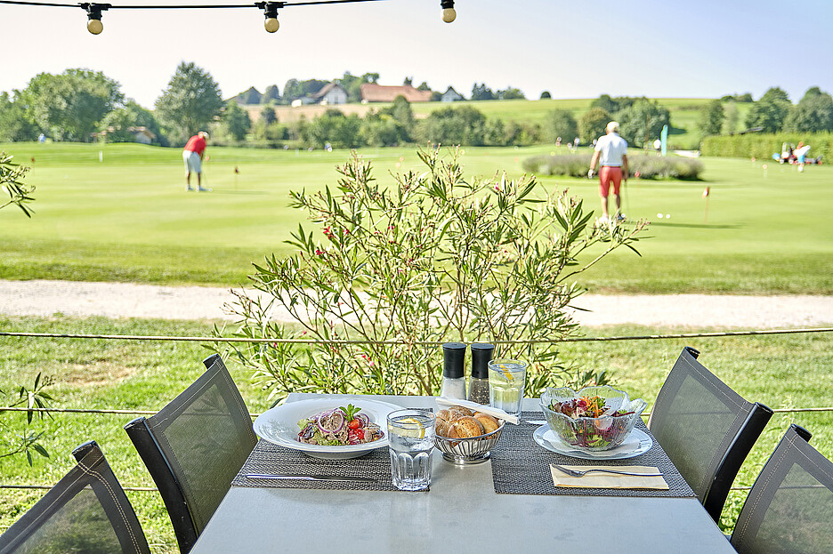 Avec 100 places à l’intérieur et 180 places en terrasse, le restaurant public Golfpark Moossee offre beaucoup d’espace pour le plaisir – des golfeurs comme pour les autres clients.