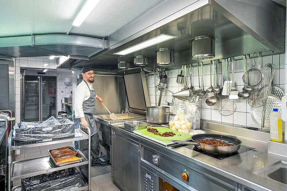 Tantôt dix, tantôt plusieurs centaines de clients – des fluctuations que l’équipe doit pouvoir gérer. Une production en avance dans la vallée a permis de planifier et d’assurer une disponibilité immédiate après les phases de mauvais temps sur la montagne.