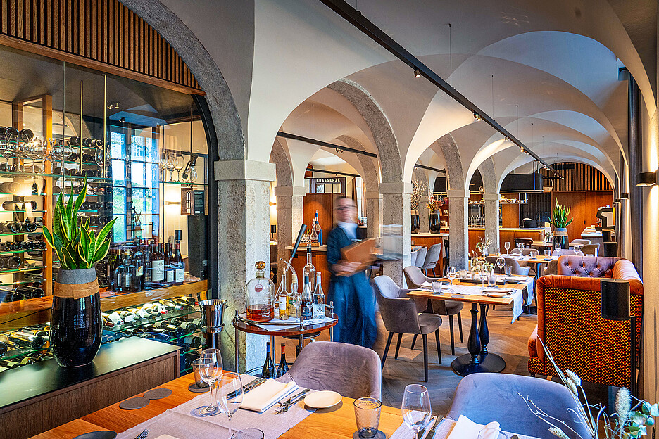 Avec sa voûte en croisée d’ogives et ses colonnes en pierre, la brasserie évoque encore l’époque où les thermes et leurs sources froides étaient des lieux de détente prisés.