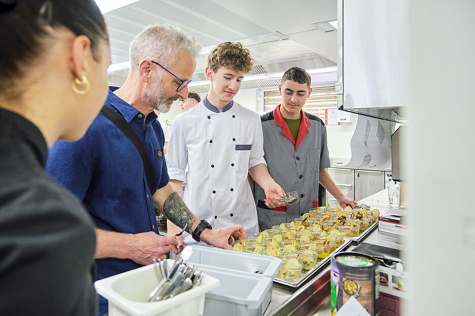 Le soir, les apprentis sont fiers de montrer leurs créations aux formateurs.