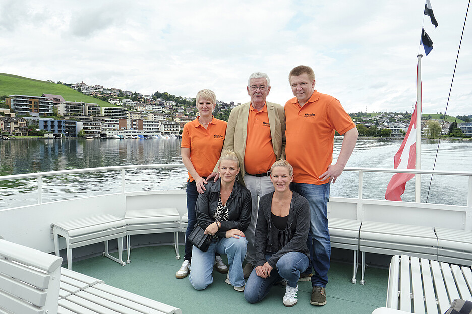La famille d’hôtes: Regula, Bruno et Sergio Lämmler (derrière) ainsi que Patrizia Lämmler (à gauche) et Graziella Küttel.