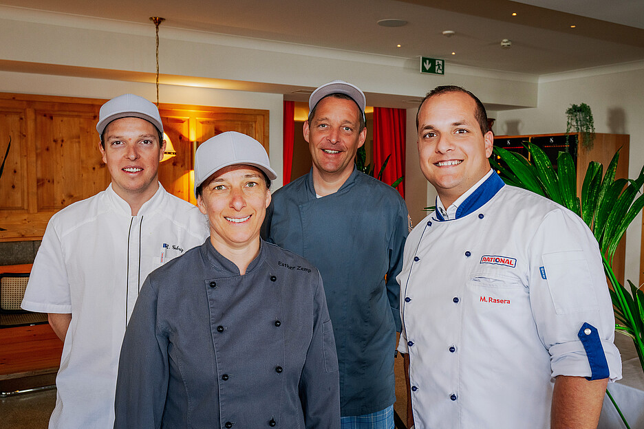 Les jours de grande affluence, l’équipe de cuisine prépare jusqu’à 600 repas. (De g. à dr.) Le chef cuisinier Raphael Gehrig, la pâtissière Esther Zemp et le sous-chef Martin Theuer apprécient le soutien des appareils Rational et le suivi fiable de Marco Rasera, responsable régional des ventes chez Rational.