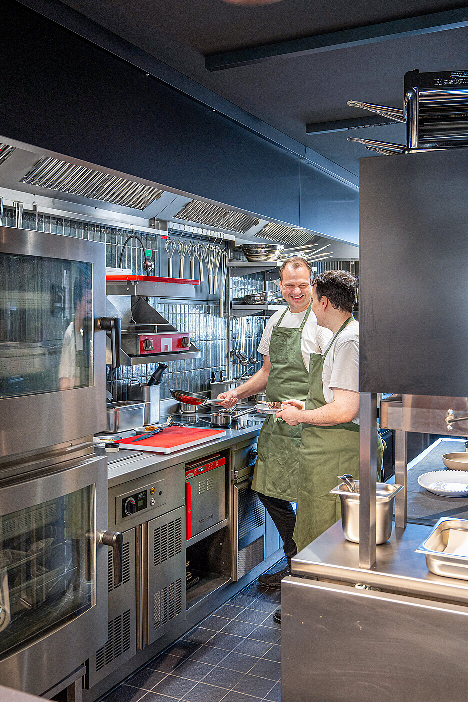 Le chef cuisinier Jürgen Andre a pu aménager la cuisine selon ses besoins – le planificateur gastronomique Beat Steffen et l’architecte Wolfgang Aeberhard l’ont conseillé.