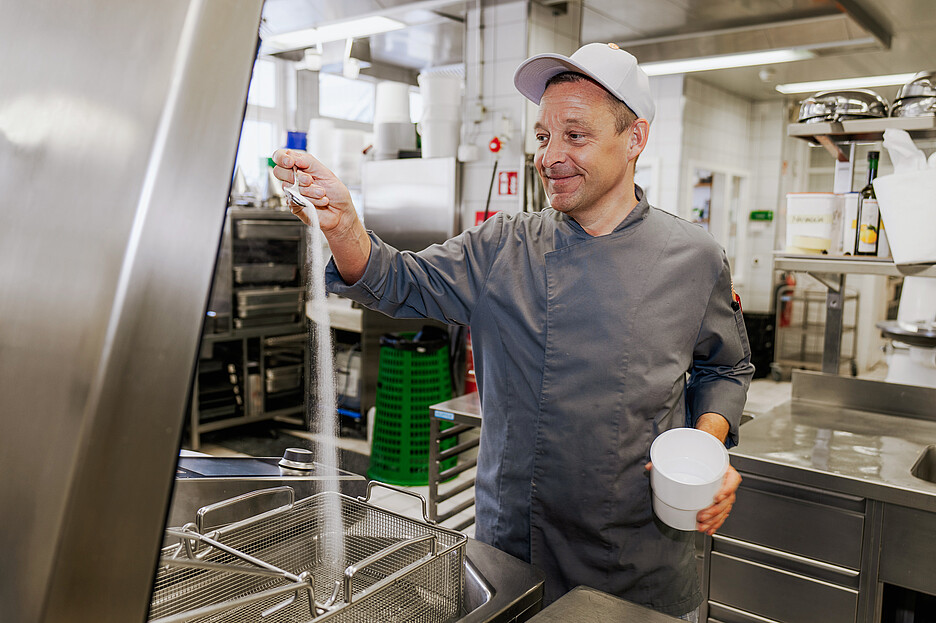 Le sous-chef Martin Theuer apprécie les appareils de Rational pour leur utilisation pratique, leur efficacité et leur fiabilité.