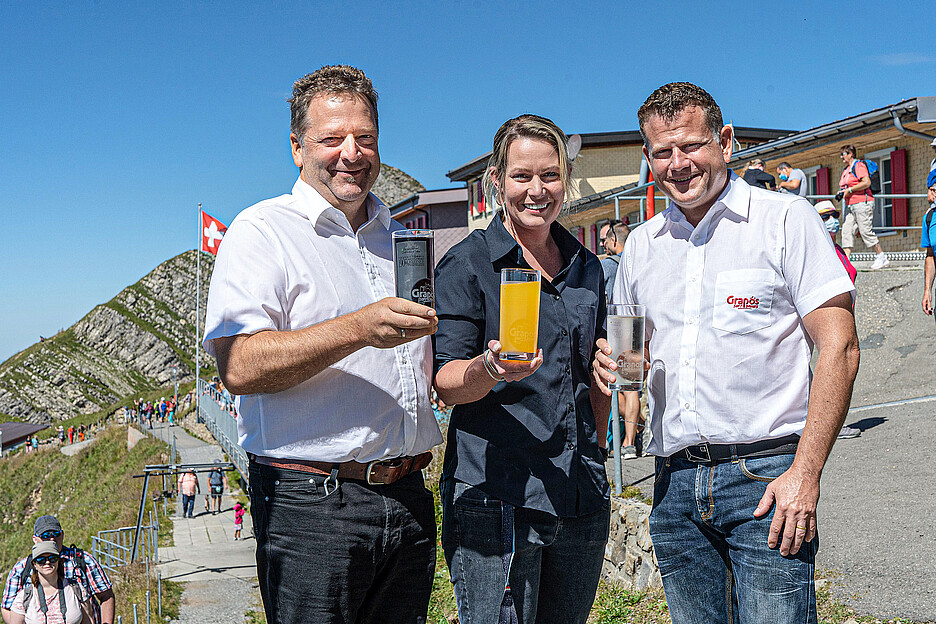 Un partenariat couronné de succès depuis de nombreuses années: Rolf Dütsch et Toni Funkhauser, copropriétaires de la société Grapos Schweiz AG, encadrent Sandra McClure, gérante de l’auberge de montagne Rothorn Kulm.