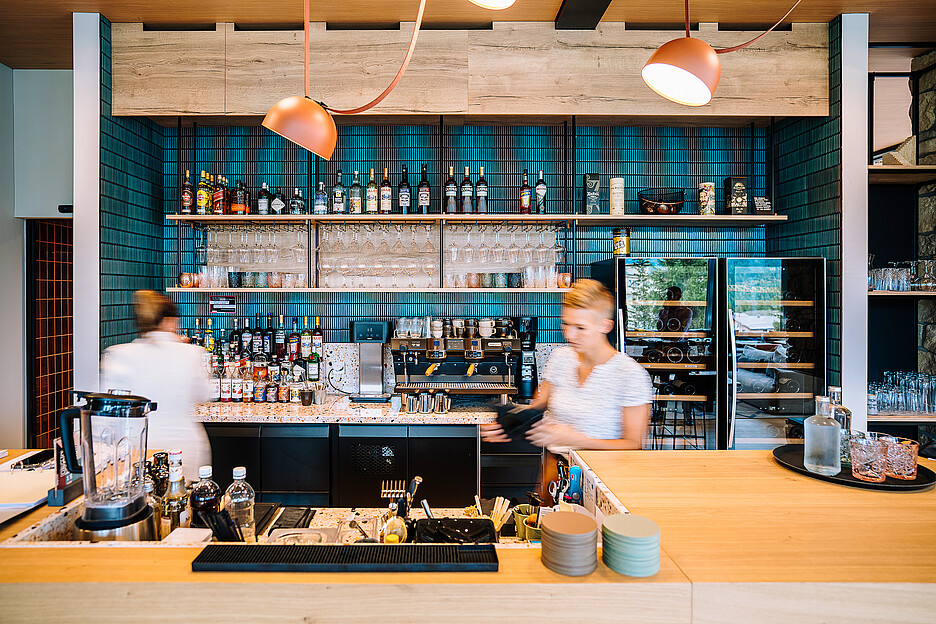 Le bar propose des boissons rafraîchissantes et des snacks astucieux.