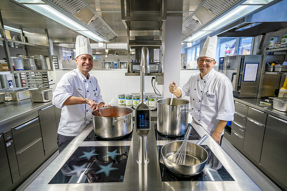 Les étoiles promettent de fortes performances: sur les plaques à induction, l’équipe de cuisine peut régler les températures en continu, au degré près.