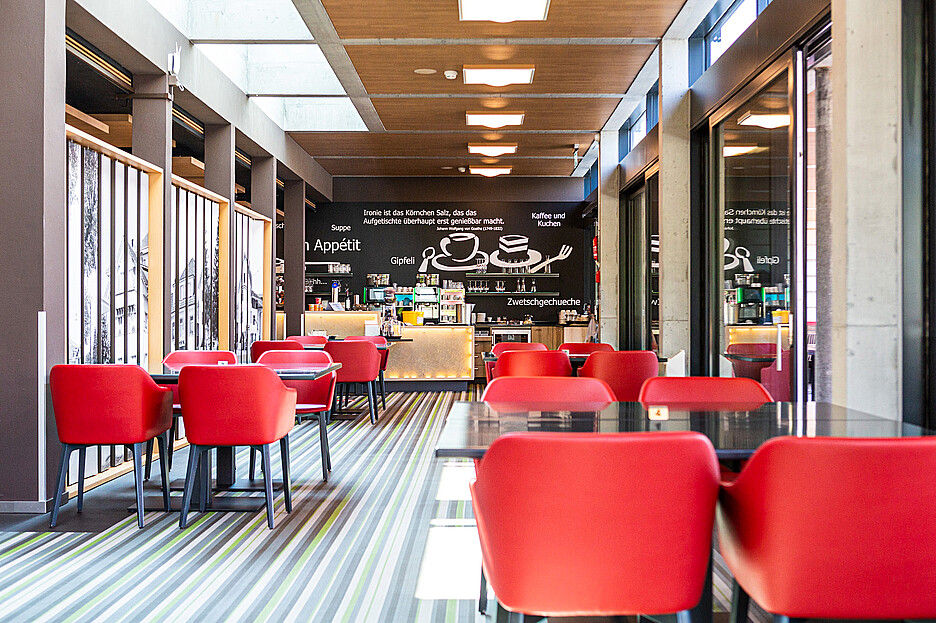 Le restaurant Läbesgarte, librement accessible au public, convainc par sa cuisine fraîche et régionale et offre 60 places tant à l’intérieur qu’à l’extérieur. Lorsque la paroi de séparation est ouverte, 40 places intérieures viennent s’y ajouter.
