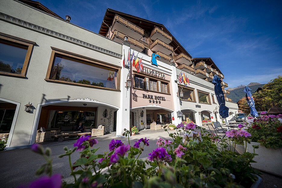 Le Parkhotel Silvretta est situé au centre de Klosters, sur la rive de la rivière Landquart