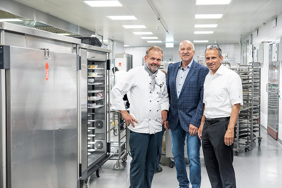 Ils collaborent avec succès depuis deux décennies: Urs Kneubühler (à gauche), chef de cuisine, et Reto Garbely (à droite), directeur de la restauration au Centre suisse des paraplégiques, avec Beat Schmalz, propriétaire et directeur de Schmalz Distributions-Systeme AG.