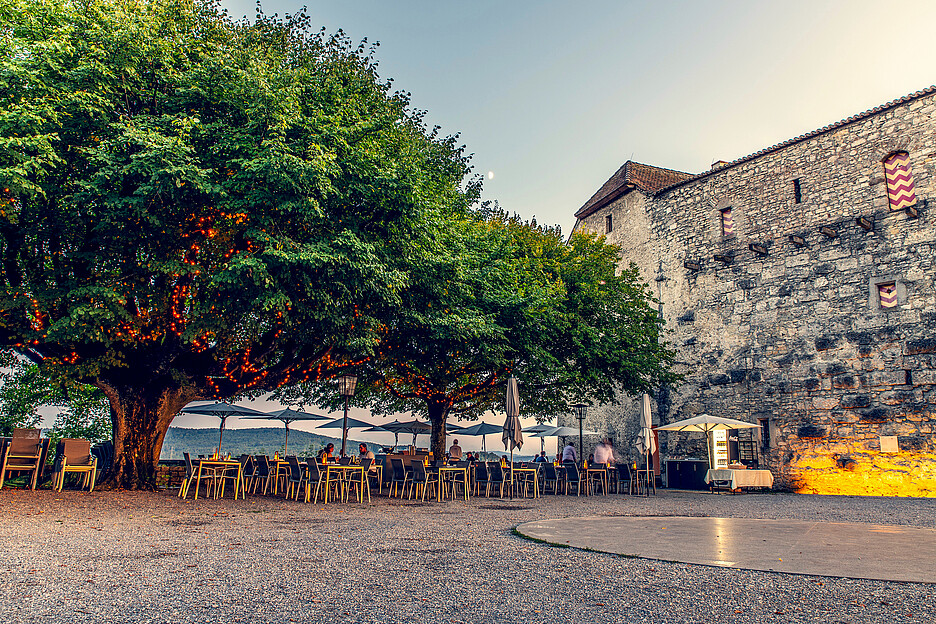 Depuis la grande terrasse, la vue s’étend sur tout le Mittelland argovien.