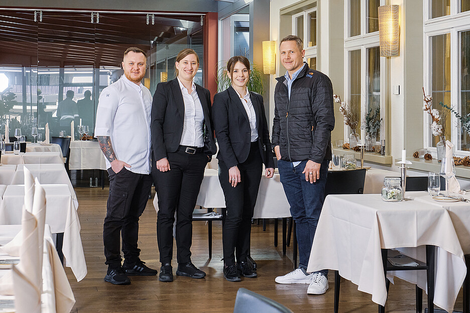 Une équipe imbattable (de gauche à droite): le chef cuisinier Peter Brežina, Sarah Stübi, directrice du restaurant, Evelyne Morf, directrice de l’hôtel, et Tjakko Weber, directeur des ventes de Dyhrberg AG.