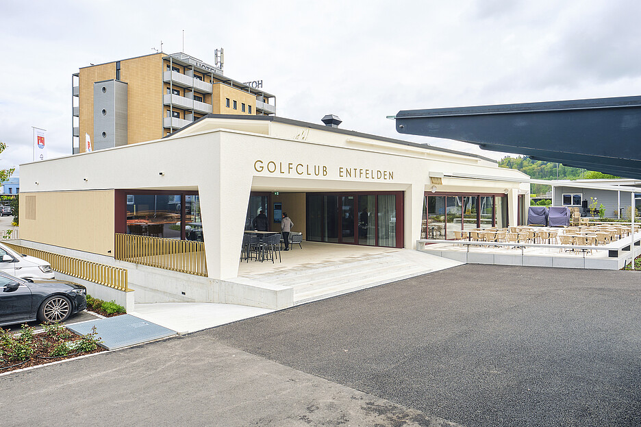 Le nouveau clubhouse du Golfclub Entfelden avec restaurant et salles de séminaire. En arrière-plan, l’hôtel Aarau-West.