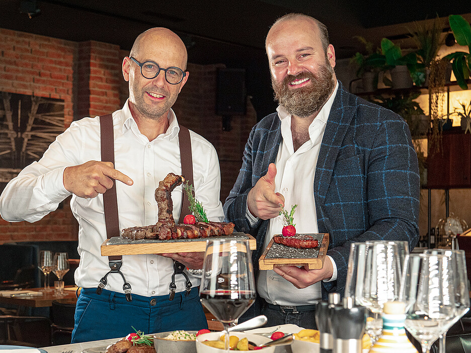 Un partenariat client-fournisseur couronné de succès: Werner Ott, responsable de «The Green Mountain», avec Simon Komani, propriétaire et gérant des restaurants Simon’s Steakhouse et Churrasco.