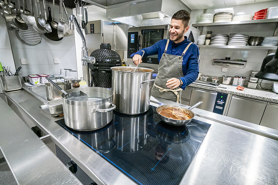 «Jamais encore je n’ai eu l’occasion de travailler dans une cuisine aussi parfaitement conçue et aménagée» dit le chef de cuisine Hamdi Ebibi.  