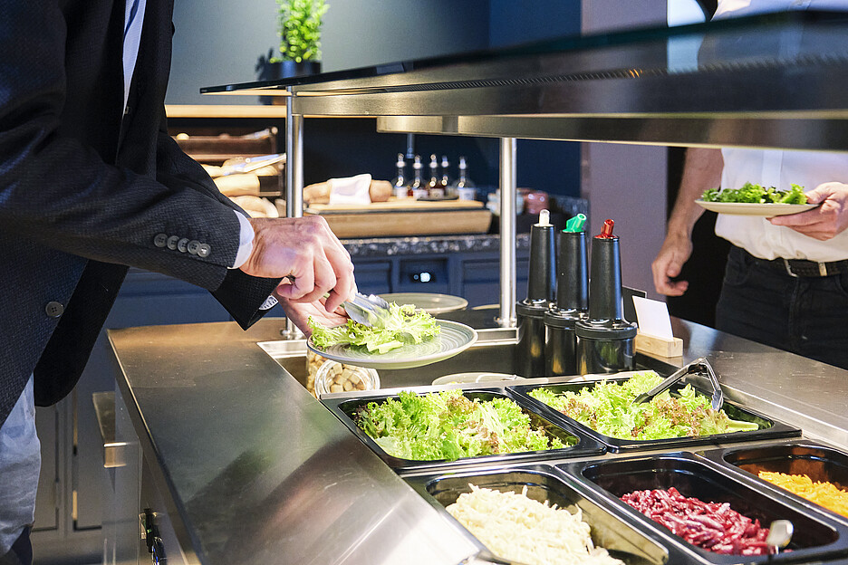 Salades, soupes, entrées: les hôtes peuvent se servir eux-mêmes au riche buffet.